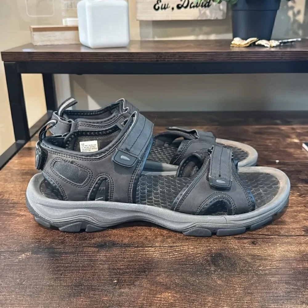 Khombu black Barracuda Sandals size 10